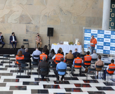 Solenidade de entrega de materiais para atendimento de emergencias para a Defesa Civil, na nesta sexta-feira (29), no Palacio Iguaçu em Curitiba.  Foto: Geraldo Bubniak/AEN