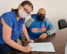 Com o avanço da vacinação e redução das medidas restritivas, técnicos da Cohapar retomaram as visitas aos municípios para realizar a entrega de títulos de propriedade na região Sudoeste do Paraná. Nesta semana, mutuários da companhia com imóveis já quitados receberam a documentação que garante o reconhecimento de propriedade em Chopinzinho e Dois Vizinhos. (Foto: Joao Carlos da Cas/Cohapar)