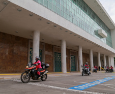 Expedição Filhas do Paraná volta a Curitiba após 2.800 km divulgando o Outubro Rosa. As motociclistas do grupo Filhas do Vento e da Liberdade retornaram neste sábado (30) ao Palácio Iguaçu – mesmo ponto de onde partiram no dia 14 de outubro, e foram recebidas pelo vice-governador Darci Piana e pela primeira-dama do Estado e presidente do Conselho Estadual de Ação Solidária, Luciana Saito Massa. - Curitiba, 30/10/2021 - Foto: Valdelino Pontes