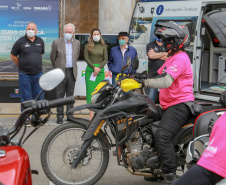 Expedição Filhas do Paraná volta a Curitiba após 2.800 km divulgando o Outubro Rosa. As motociclistas do grupo Filhas do Vento e da Liberdade retornaram neste sábado (30) ao Palácio Iguaçu – mesmo ponto de onde partiram no dia 14 de outubro, e foram recebidas pelo vice-governador Darci Piana e pela primeira-dama do Estado e presidente do Conselho Estadual de Ação Solidária, Luciana Saito Massa. - Curitiba, 30/10/2021 - Foto: Valdelino Pontes