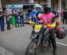 Expedição Filhas do Paraná volta a Curitiba após 2.800 km divulgando o Outubro Rosa. As motociclistas do grupo Filhas do Vento e da Liberdade retornaram neste sábado (30) ao Palácio Iguaçu – mesmo ponto de onde partiram no dia 14 de outubro, e foram recebidas pelo vice-governador Darci Piana e pela primeira-dama do Estado e presidente do Conselho Estadual de Ação Solidária, Luciana Saito Massa. - Curitiba, 30/10/2021 - Foto: Valdelino Pontes