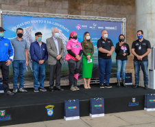 Expedição Filhas do Paraná volta a Curitiba após 2.800 km divulgando o Outubro Rosa. As motociclistas do grupo Filhas do Vento e da Liberdade retornaram neste sábado (30) ao Palácio Iguaçu – mesmo ponto de onde partiram no dia 14 de outubro, e foram recebidas pelo vice-governador Darci Piana e pela primeira-dama do Estado e presidente do Conselho Estadual de Ação Solidária, Luciana Saito Massa. - Curitiba, 30/10/2021 - Foto: Valdelino Pontes