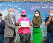 Expedição Filhas do Paraná volta a Curitiba após 2.800 km divulgando o Outubro Rosa. As motociclistas do grupo Filhas do Vento e da Liberdade retornaram neste sábado (30) ao Palácio Iguaçu – mesmo ponto de onde partiram no dia 14 de outubro, e foram recebidas pelo vice-governador Darci Piana e pela primeira-dama do Estado e presidente do Conselho Estadual de Ação Solidária, Luciana Saito Massa. - Curitiba, 30/10/2021 - Foto: Valdelino Pontes