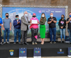 Expedição Filhas do Paraná volta a Curitiba após 2.800 km divulgando o Outubro Rosa. As motociclistas do grupo Filhas do Vento e da Liberdade retornaram neste sábado (30) ao Palácio Iguaçu – mesmo ponto de onde partiram no dia 14 de outubro, e foram recebidas pelo vice-governador Darci Piana e pela primeira-dama do Estado e presidente do Conselho Estadual de Ação Solidária, Luciana Saito Massa. - Curitiba, 30/10/2021 - Foto: Valdelino Pontes