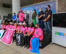 Expedição Filhas do Paraná volta a Curitiba após 2.800 km divulgando o Outubro Rosa. As motociclistas do grupo Filhas do Vento e da Liberdade retornaram neste sábado (30) ao Palácio Iguaçu – mesmo ponto de onde partiram no dia 14 de outubro, e foram recebidas pelo vice-governador Darci Piana e pela primeira-dama do Estado e presidente do Conselho Estadual de Ação Solidária, Luciana Saito Massa. - Curitiba, 30/10/2021 - Foto: Valdelino Pontes