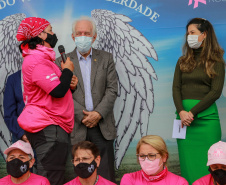 Expedição Filhas do Paraná volta a Curitiba após 2.800 km divulgando o Outubro Rosa. As motociclistas do grupo Filhas do Vento e da Liberdade retornaram neste sábado (30) ao Palácio Iguaçu – mesmo ponto de onde partiram no dia 14 de outubro, e foram recebidas pelo vice-governador Darci Piana e pela primeira-dama do Estado e presidente do Conselho Estadual de Ação Solidária, Luciana Saito Massa. - Curitiba, 30/10/2021 - Foto: Valdelino Pontes