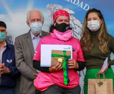 Expedição Filhas do Paraná volta a Curitiba após 2.800 km divulgando o Outubro Rosa. As motociclistas do grupo Filhas do Vento e da Liberdade retornaram neste sábado (30) ao Palácio Iguaçu – mesmo ponto de onde partiram no dia 14 de outubro, e foram recebidas pelo vice-governador Darci Piana e pela primeira-dama do Estado e presidente do Conselho Estadual de Ação Solidária, Luciana Saito Massa. - Curitiba, 30/10/2021 - Foto: Valdelino Pontes