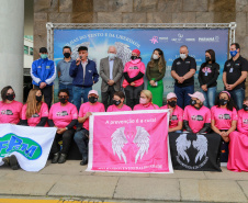 Expedição Filhas do Paraná volta a Curitiba após 2.800 km divulgando o Outubro Rosa. As motociclistas do grupo Filhas do Vento e da Liberdade retornaram neste sábado (30) ao Palácio Iguaçu – mesmo ponto de onde partiram no dia 14 de outubro, e foram recebidas pelo vice-governador Darci Piana e pela primeira-dama do Estado e presidente do Conselho Estadual de Ação Solidária, Luciana Saito Massa. - Curitiba, 30/10/2021 - Foto: Valdelino Pontes
