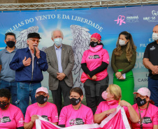 Expedição Filhas do Paraná volta a Curitiba após 2.800 km divulgando o Outubro Rosa. As motociclistas do grupo Filhas do Vento e da Liberdade retornaram neste sábado (30) ao Palácio Iguaçu – mesmo ponto de onde partiram no dia 14 de outubro, e foram recebidas pelo vice-governador Darci Piana e pela primeira-dama do Estado e presidente do Conselho Estadual de Ação Solidária, Luciana Saito Massa. - Curitiba, 30/10/2021 - Foto: Valdelino Pontes