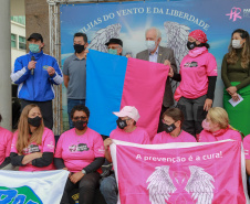 Expedição Filhas do Paraná volta a Curitiba após 2.800 km divulgando o Outubro Rosa. As motociclistas do grupo Filhas do Vento e da Liberdade retornaram neste sábado (30) ao Palácio Iguaçu – mesmo ponto de onde partiram no dia 14 de outubro, e foram recebidas pelo vice-governador Darci Piana e pela primeira-dama do Estado e presidente do Conselho Estadual de Ação Solidária, Luciana Saito Massa. - Curitiba, 30/10/2021 - Foto: Valdelino Pontes