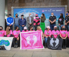 Expedição Filhas do Paraná volta a Curitiba após 2.800 km divulgando o Outubro Rosa. As motociclistas do grupo Filhas do Vento e da Liberdade retornaram neste sábado (30) ao Palácio Iguaçu – mesmo ponto de onde partiram no dia 14 de outubro, e foram recebidas pelo vice-governador Darci Piana e pela primeira-dama do Estado e presidente do Conselho Estadual de Ação Solidária, Luciana Saito Massa. - Curitiba, 30/10/2021 - Foto: Valdelino Pontes