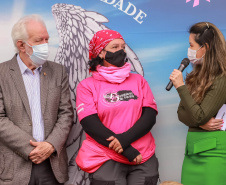 Expedição Filhas do Paraná volta a Curitiba após 2.800 km divulgando o Outubro Rosa. As motociclistas do grupo Filhas do Vento e da Liberdade retornaram neste sábado (30) ao Palácio Iguaçu – mesmo ponto de onde partiram no dia 14 de outubro, e foram recebidas pelo vice-governador Darci Piana e pela primeira-dama do Estado e presidente do Conselho Estadual de Ação Solidária, Luciana Saito Massa. - Curitiba, 30/10/2021 - Foto: Valdelino Pontes