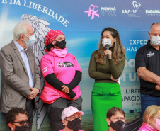 Expedição Filhas do Paraná volta a Curitiba após 2.800 km divulgando o Outubro Rosa. As motociclistas do grupo Filhas do Vento e da Liberdade retornaram neste sábado (30) ao Palácio Iguaçu – mesmo ponto de onde partiram no dia 14 de outubro, e foram recebidas pelo vice-governador Darci Piana e pela primeira-dama do Estado e presidente do Conselho Estadual de Ação Solidária, Luciana Saito Massa. - Curitiba, 30/10/2021 - Foto: Valdelino Pontes