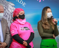 Expedição Filhas do Paraná volta a Curitiba após 2.800 km divulgando o Outubro Rosa. As motociclistas do grupo Filhas do Vento e da Liberdade retornaram neste sábado (30) ao Palácio Iguaçu – mesmo ponto de onde partiram no dia 14 de outubro, e foram recebidas pelo vice-governador Darci Piana e pela primeira-dama do Estado e presidente do Conselho Estadual de Ação Solidária, Luciana Saito Massa. - Curitiba, 30/10/2021 - Foto: Valdelino Pontes
