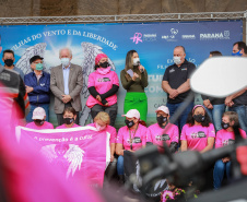 Expedição Filhas do Paraná volta a Curitiba após 2.800 km divulgando o Outubro Rosa. As motociclistas do grupo Filhas do Vento e da Liberdade retornaram neste sábado (30) ao Palácio Iguaçu – mesmo ponto de onde partiram no dia 14 de outubro, e foram recebidas pelo vice-governador Darci Piana e pela primeira-dama do Estado e presidente do Conselho Estadual de Ação Solidária, Luciana Saito Massa. - Curitiba, 30/10/2021 - Foto: Valdelino Pontes