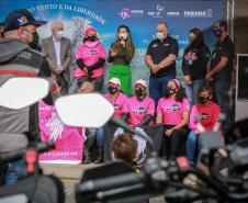 Expedição Filhas do Paraná volta a Curitiba após 2.800 km divulgando o Outubro Rosa. As motociclistas do grupo Filhas do Vento e da Liberdade retornaram neste sábado (30) ao Palácio Iguaçu – mesmo ponto de onde partiram no dia 14 de outubro, e foram recebidas pelo vice-governador Darci Piana e pela primeira-dama do Estado e presidente do Conselho Estadual de Ação Solidária, Luciana Saito Massa. - Curitiba, 30/10/2021 - Foto: Valdelino Pontes