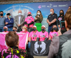 Expedição Filhas do Paraná volta a Curitiba após 2.800 km divulgando o Outubro Rosa. As motociclistas do grupo Filhas do Vento e da Liberdade retornaram neste sábado (30) ao Palácio Iguaçu – mesmo ponto de onde partiram no dia 14 de outubro, e foram recebidas pelo vice-governador Darci Piana e pela primeira-dama do Estado e presidente do Conselho Estadual de Ação Solidária, Luciana Saito Massa. - Curitiba, 30/10/2021 - Foto: Valdelino Pontes