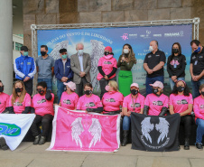 Expedição Filhas do Paraná volta a Curitiba após 2.800 km divulgando o Outubro Rosa. As motociclistas do grupo Filhas do Vento e da Liberdade retornaram neste sábado (30) ao Palácio Iguaçu – mesmo ponto de onde partiram no dia 14 de outubro, e foram recebidas pelo vice-governador Darci Piana e pela primeira-dama do Estado e presidente do Conselho Estadual de Ação Solidária, Luciana Saito Massa. - Curitiba, 30/10/2021 - Foto: Valdelino Pontes