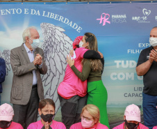 Expedição Filhas do Paraná volta a Curitiba após 2.800 km divulgando o Outubro Rosa. As motociclistas do grupo Filhas do Vento e da Liberdade retornaram neste sábado (30) ao Palácio Iguaçu – mesmo ponto de onde partiram no dia 14 de outubro, e foram recebidas pelo vice-governador Darci Piana e pela primeira-dama do Estado e presidente do Conselho Estadual de Ação Solidária, Luciana Saito Massa. - Curitiba, 30/10/2021 - Foto: Valdelino Pontes