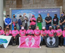 Expedição Filhas do Paraná volta a Curitiba após 2.800 km divulgando o Outubro Rosa. As motociclistas do grupo Filhas do Vento e da Liberdade retornaram neste sábado (30) ao Palácio Iguaçu – mesmo ponto de onde partiram no dia 14 de outubro, e foram recebidas pelo vice-governador Darci Piana e pela primeira-dama do Estado e presidente do Conselho Estadual de Ação Solidária, Luciana Saito Massa. - Curitiba, 30/10/2021 - Foto: Valdelino Pontes