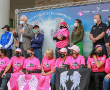 Expedição Filhas do Paraná volta a Curitiba após 2.800 km divulgando o Outubro Rosa. As motociclistas do grupo Filhas do Vento e da Liberdade retornaram neste sábado (30) ao Palácio Iguaçu – mesmo ponto de onde partiram no dia 14 de outubro, e foram recebidas pelo vice-governador Darci Piana e pela primeira-dama do Estado e presidente do Conselho Estadual de Ação Solidária, Luciana Saito Massa. - Curitiba, 30/10/2021 - Foto: Valdelino Pontes