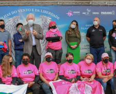 Expedição Filhas do Paraná volta a Curitiba após 2.800 km divulgando o Outubro Rosa. As motociclistas do grupo Filhas do Vento e da Liberdade retornaram neste sábado (30) ao Palácio Iguaçu – mesmo ponto de onde partiram no dia 14 de outubro, e foram recebidas pelo vice-governador Darci Piana e pela primeira-dama do Estado e presidente do Conselho Estadual de Ação Solidária, Luciana Saito Massa. - Curitiba, 30/10/2021 - Foto: Valdelino Pontes