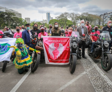 Expedição Filhas do Paraná volta a Curitiba após 2.800 km divulgando o Outubro Rosa. As motociclistas do grupo Filhas do Vento e da Liberdade retornaram neste sábado (30) ao Palácio Iguaçu – mesmo ponto de onde partiram no dia 14 de outubro, e foram recebidas pelo vice-governador Darci Piana e pela primeira-dama do Estado e presidente do Conselho Estadual de Ação Solidária, Luciana Saito Massa. - Curitiba, 30/10/2021 - Foto: Valdelino Pontes