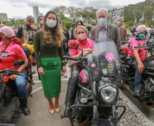 Expedição Filhas do Paraná volta a Curitiba após 2.800 km divulgando o Outubro Rosa. As motociclistas do grupo Filhas do Vento e da Liberdade retornaram neste sábado (30) ao Palácio Iguaçu – mesmo ponto de onde partiram no dia 14 de outubro, e foram recebidas pelo vice-governador Darci Piana e pela primeira-dama do Estado e presidente do Conselho Estadual de Ação Solidária, Luciana Saito Massa. - Curitiba, 30/10/2021 - Foto: Valdelino Pontes