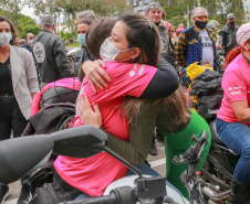 Expedição Filhas do Paraná volta a Curitiba após 2.800 km divulgando o Outubro Rosa. As motociclistas do grupo Filhas do Vento e da Liberdade retornaram neste sábado (30) ao Palácio Iguaçu – mesmo ponto de onde partiram no dia 14 de outubro, e foram recebidas pelo vice-governador Darci Piana e pela primeira-dama do Estado e presidente do Conselho Estadual de Ação Solidária, Luciana Saito Massa. - Curitiba, 30/10/2021 - Foto: Valdelino Pontes