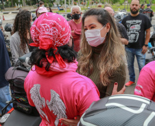 Expedição Filhas do Paraná volta a Curitiba após 2.800 km divulgando o Outubro Rosa. As motociclistas do grupo Filhas do Vento e da Liberdade retornaram neste sábado (30) ao Palácio Iguaçu – mesmo ponto de onde partiram no dia 14 de outubro, e foram recebidas pelo vice-governador Darci Piana e pela primeira-dama do Estado e presidente do Conselho Estadual de Ação Solidária, Luciana Saito Massa. - Curitiba, 30/10/2021 - Foto: Valdelino Pontes