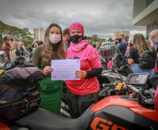 Expedição Filhas do Paraná volta a Curitiba após 2.800 km divulgando o Outubro Rosa. As motociclistas do grupo Filhas do Vento e da Liberdade retornaram neste sábado (30) ao Palácio Iguaçu – mesmo ponto de onde partiram no dia 14 de outubro, e foram recebidas pelo vice-governador Darci Piana e pela primeira-dama do Estado e presidente do Conselho Estadual de Ação Solidária, Luciana Saito Massa. - Curitiba, 30/10/2021 - Foto: Valdelino Pontes