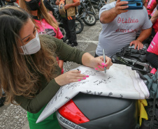 Expedição Filhas do Paraná volta a Curitiba após 2.800 km divulgando o Outubro Rosa. As motociclistas do grupo Filhas do Vento e da Liberdade retornaram neste sábado (30) ao Palácio Iguaçu – mesmo ponto de onde partiram no dia 14 de outubro, e foram recebidas pelo vice-governador Darci Piana e pela primeira-dama do Estado e presidente do Conselho Estadual de Ação Solidária, Luciana Saito Massa. - Curitiba, 30/10/2021 - Foto: Valdelino Pontes