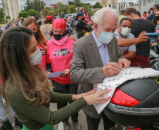 Expedição Filhas do Paraná volta a Curitiba após 2.800 km divulgando o Outubro Rosa. As motociclistas do grupo Filhas do Vento e da Liberdade retornaram neste sábado (30) ao Palácio Iguaçu – mesmo ponto de onde partiram no dia 14 de outubro, e foram recebidas pelo vice-governador Darci Piana e pela primeira-dama do Estado e presidente do Conselho Estadual de Ação Solidária, Luciana Saito Massa. - Curitiba, 30/10/2021 - Foto: Valdelino Pontes