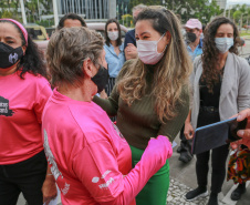 Expedição Filhas do Paraná volta a Curitiba após 2.800 km divulgando o Outubro Rosa. As motociclistas do grupo Filhas do Vento e da Liberdade retornaram neste sábado (30) ao Palácio Iguaçu – mesmo ponto de onde partiram no dia 14 de outubro, e foram recebidas pelo vice-governador Darci Piana e pela primeira-dama do Estado e presidente do Conselho Estadual de Ação Solidária, Luciana Saito Massa. - Curitiba, 30/10/2021 - Foto: Valdelino Pontes