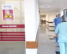 Um levantamento da Secretaria de Estado da Saúde (Sesa) realizado nesta segunda-feira (01) mostra que em outubro o Paraná registrou o menor número de óbitos em decorrência da Covid-19 desde julho de 2020, retomando aos patamares do começo da pandemia. Além disso, a positividade dos casos teve redução de 61,5% no mês, comparado a setembro. -  Curitiba, 01/11/2021 - Foto: Geraldo Bubniak/AEN