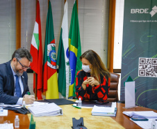 O paranaense Wilson Bley Lipsky assumiu nesta quarta-feira (3) a presidência do Banco Regional de Desenvolvimento do Extremo Sul (BRDE). Até então ele ocupava os cargos de vice-presidente e diretor de Operações da instituição. O banco atua nos três estados do Sul ? Paraná, Santa Catarina e Rio Grande do Sul ? e no Mato Grosso do Sul. - Curitiba, 03/11/2021 - Foto: BRDE