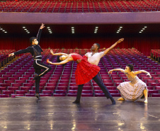 O Balé Teatro Guaíra (BTG) apresenta neste sábado, dia 6, o espetáculo ?Carmen? no Parque Tanguá. A coreografia é inspirada na ópera de Georges Bizet e se tornou um dos maiores sucessos da história do BTG. A apresentação é gratuita e faz parte do projeto ?Parques e Praças?, que tem o objetivo de levar espetáculos culturais a um público amplo de forma segura, considerando o cenário de controle da pandemia e ampla vacinação. - Curitiba, 03/11/2021 - Foto: Maringas Maciel/Teatro Guaíra