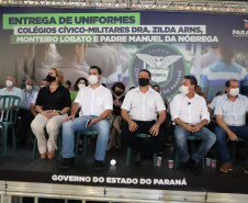 O governador Carlos Massa Ratinho Junior entregou nesta quinta-feira (04) mais 1.837 kits de uniformes para três colégios estaduais cívico-militares (CECM) de Umuarama, no Noroeste do Paraná. Foto:  Umuarama, 04/11/2021 - Foto: Ari Dias/AEN