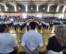O governador Carlos Massa Ratinho Junior entregou nesta quinta-feira (04) mais 1.837 kits de uniformes para três colégios estaduais cívico-militares (CECM) de Umuarama, no Noroeste do Paraná. Foto: Jonathan Campos/AEN