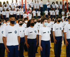 O governador Carlos Massa Ratinho Junior entregou nesta quinta-feira (04) mais 1.837 kits de uniformes para três colégios estaduais cívico-militares (CECM) de Umuarama, no Noroeste do Paraná. Foto: Jonathan Campos/AEN