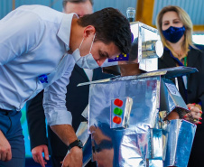 O Governo do Paraná entregou nesta quinta-feira (4) kits de robótica para mais 23 instituições de ensino, de nove municípios. A entrega foi feita pelo chefe da Casa Civil do Governo do Paraná, Guto Silva, pelo secretário da Justiça, Família e Trabalho, Ney Leprevost, e pelo diretor geral da Secretaria da Educação e do Esporte, Vinicius Neiva. Foto: Guilherme Flores/Casa Civil