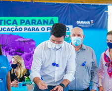 O Governo do Paraná entregou nesta quinta-feira (4) kits de robótica para mais 23 instituições de ensino, de nove municípios. A entrega foi feita pelo chefe da Casa Civil do Governo do Paraná, Guto Silva, pelo secretário da Justiça, Família e Trabalho, Ney Leprevost, e pelo diretor geral da Secretaria da Educação e do Esporte, Vinicius Neiva. Foto: Guilherme Flores/Casa Civil