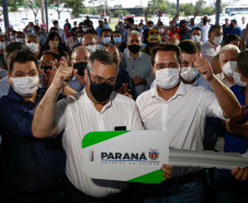 O Governo do Estado entregou nesta sexta-feira (05) mais 69 carros para reforçar a Estratégia da Saúde da Família (ESF) nos 25 municípios de abrangência da 10ª Regional de Saúde de Cascavel. A doação, de maneira definitiva, foi realizada pelo governador Carlos Massa Ratinho Junior e soma um investimento de R$ 2.380.500,00. - Cascavel, 05/11/2021 - Foto: Jonathan Campos/AEN