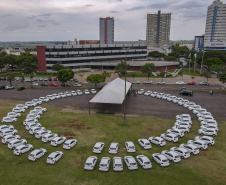 Governador Carlos Massa Ratinho Junior entrega 69 veículos para os 25 municípios da 10ª Regional de Saúde, em Cascavel. Carros serão usados para reforçar estratégia de Saúde da Família, com atendimentos domiciliares realizados pelos municípios. -  Cascavel, 05/11/2021 - Foto Gilson Abreu/AEN