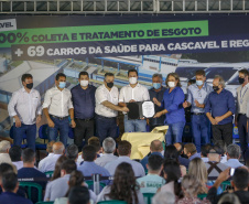 Governador Carlos Massa Ratinho Junior entrega 69 veículos para os 25 municípios da 10ª Regional de Saúde, em Cascavel. Carros serão usados para reforçar estratégia de Saúde da Família, com atendimentos domiciliares realizados pelos municípios. - Cascavel, 05/11/2021 - Foto Gilson Abreu/AEN