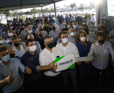 Governador Carlos Massa Ratinho Junior entrega 69 veículos para os 25 municípios da 10ª Regional de Saúde, em Cascavel. Carros serão usados para reforçar estratégia de Saúde da Família, com atendimentos domiciliares realizados pelos municípios. - Cascavel, 05/11/2021 - Foto Gilson Abreu/AEN