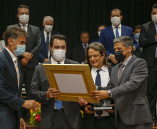 O governador Carlos Massa Ratinho Junior recebeu nesta sexta-feira (5) o título de “Benfeitor do Oeste”. A homenagem é dos prefeitos que integram a Associação dos Municípios do Oeste do Paraná foi conferida durante a 15ª edição do maior evento da imprensa da região, o Prêmio Amop de Jornalismo. 
Foto Gilson abreu/AEN
