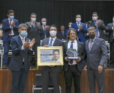 O governador Carlos Massa Ratinho Junior recebeu nesta sexta-feira (5) o título de “Benfeitor do Oeste”. A homenagem é dos prefeitos que integram a Associação dos Municípios do Oeste do Paraná foi conferida durante a 15ª edição do maior evento da imprensa da região, o Prêmio Amop de Jornalismo. 
Foto Gilson abreu/AEN
