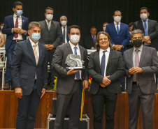 O governador Carlos Massa Ratinho Junior recebeu nesta sexta-feira (5) o título de “Benfeitor do Oeste”. A homenagem é dos prefeitos que integram a Associação dos Municípios do Oeste do Paraná foi conferida durante a 15ª edição do maior evento da imprensa da região, o Prêmio Amop de Jornalismo. 
Foto Gilson abreu/AEN
