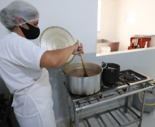 VRS Mata Atlântica ? Litoral Paraná - Preparo dos Alimentos na Aspran - Associação Dos Produtores Rurais de Antonina    -  Foto: Geraldo Bubniak/AEN
